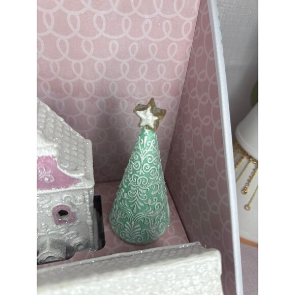 Cupcakes And Cashmere LED Gingerbread Village Set - Picture 5 of 6